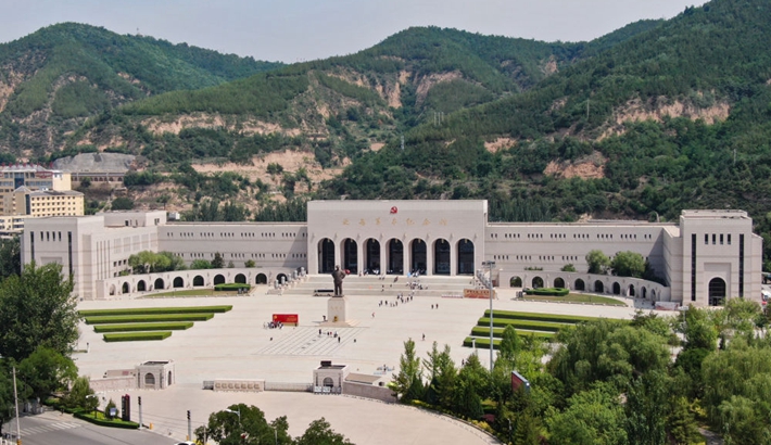 不断攀登新的思想高峰——深入学习和全面贯彻 习近平新时代中国特色社会主义思想述评